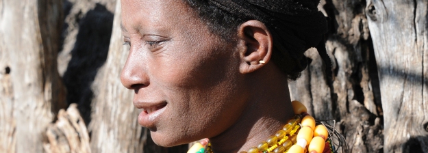 Donna KONSO con piercing auricolare