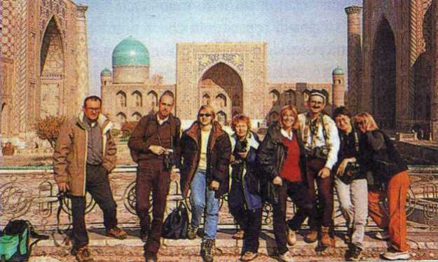 Samarcanda - il gruppo davanti al Registan