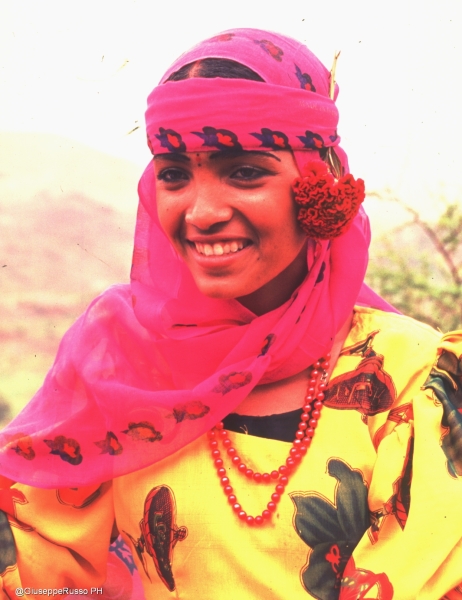 Suq Adh-Dhabab : ragazza con velo fuxia