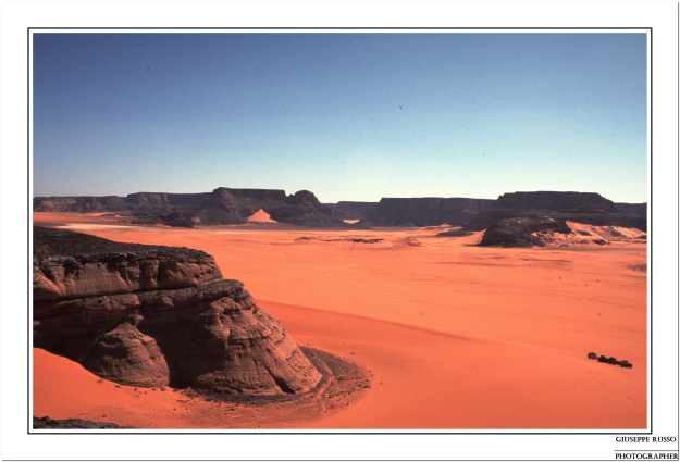 Erg Diwane - larghi gassi (corridoi) tra dune e piramidi rocciose