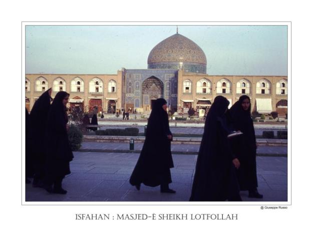 Isfahan Masjed-è Sheikh Lotfollah (con donne e chador)