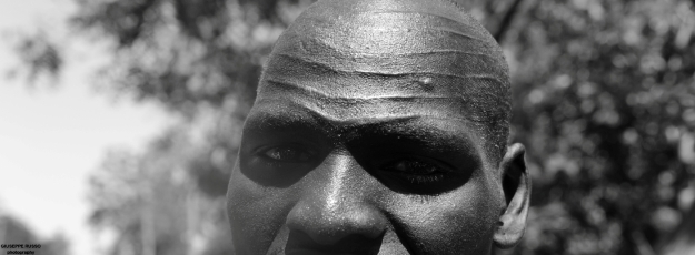 Uomo di etnia Nuer con scarificazione sulla fronte