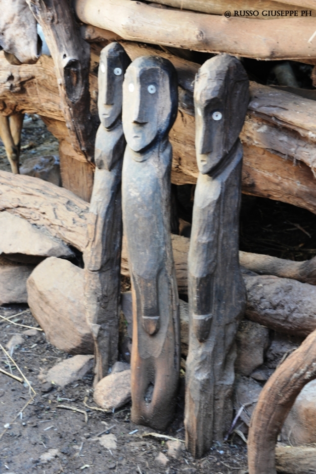 Una tradizione in disuso, ma ancora visibile tra i Konso, è quella di erigere “Wagas” statuette in legno che vengono intagliate in onore dei guerrieri deceduti.