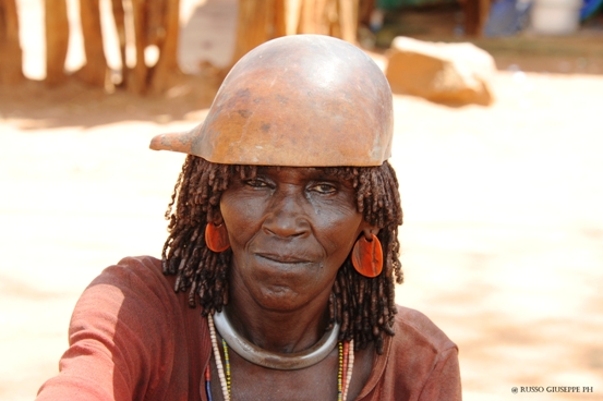 Donna con calebasse (zucca essiccata) usata come copricapo