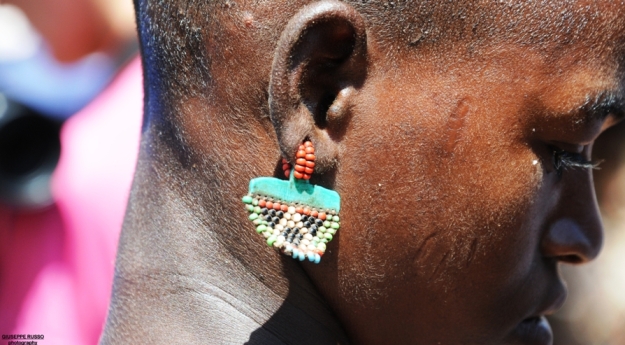 tipico orecchino con perline colorato, in uso tra gli Hamer, Banna, Tsemay
