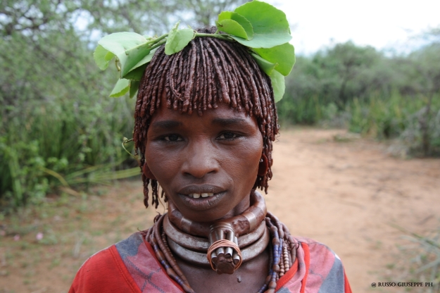 Donna di etnia HAMER con collana di ferro, che ha una protuberanza fallica detta BIGNERE' che indica lo status sociale di Prima Moglie