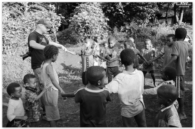 giochi con bambini ARI nel villaggio di Yetnebarsh