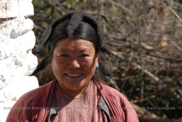 Le donne MONPAS portano in testa una specie di piccola acconciatura fatta di peli di yak, con 5 o 6 treccine di capelli rigide