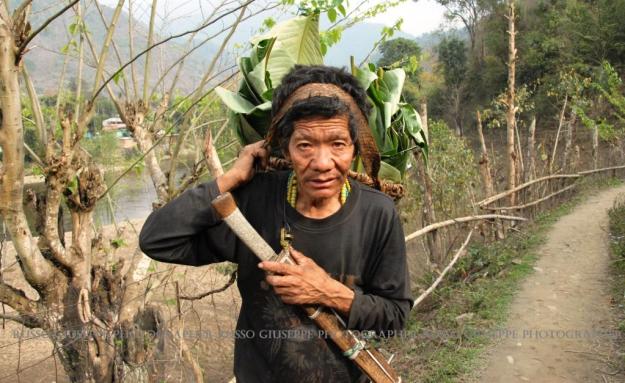 L’uomo porta a tracolla un machete (dao) e un coltello (Ryukchak) in una guaina di bambù