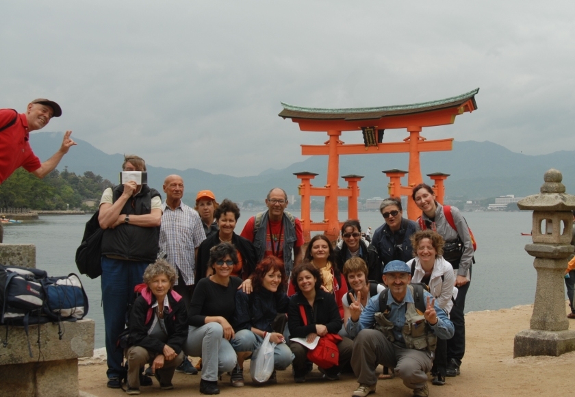 GIAPPONE SOLO gruppo Russo a Itsukushima